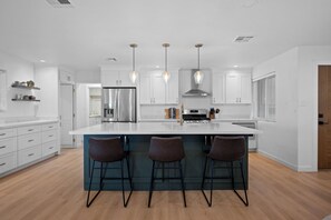 Micro-ondes, four, plaque de cuisson, lave-vaisselle