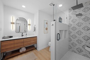 Douche, sèche-cheveux, serviettes fournies, savon