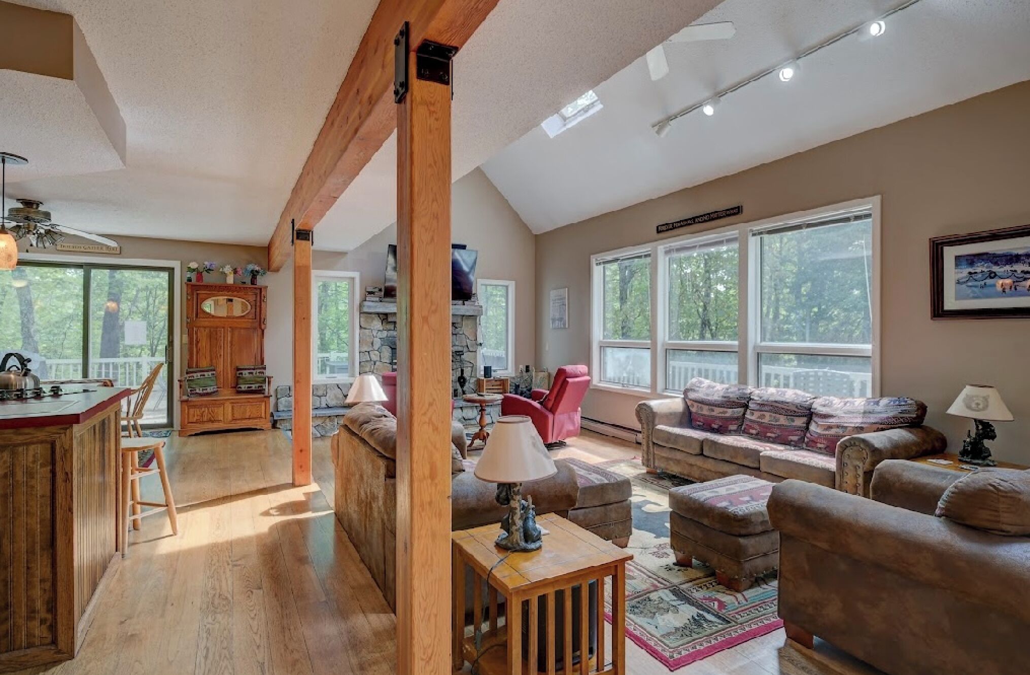 Televisión y chimenea 