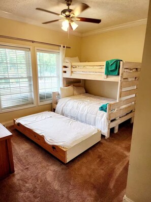 3 bedrooms, iron/ironing board, WiFi, bed sheets