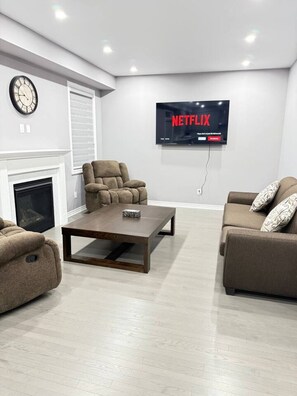 Smart-TV, Kamin, Arbeitsbereiche