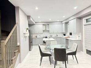 Fridge, microwave, oven, stovetop - Modern 4Bdrm Home with Fireplace (Port Colborne)