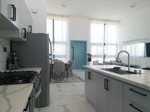 Réfrigérateur, micro-ondes, four, plaque de cuisson