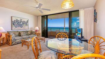 Condo, 2 habitaciones, vista al océano | Área de sala de estar | Televisión de pantalla plana de 32 pulgadas con canales por cable