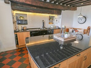 Dishwasher, cookware/dishes/utensils - Bwthyn Mawr (Harlech)
