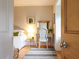 2 Schlafzimmer, individuell dekoriert, individuell eingerichtet