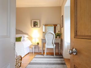 2 Schlafzimmer, individuell dekoriert, individuell eingerichtet