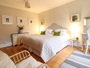 2 quartos, individualmente decorados, individualmente mobiliados
