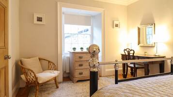 2 quartos, individualmente decorados, individualmente mobiliados