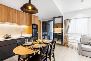 Apartamento estándar, 2 habitaciones, no fumadores | Zona de estar | Una televisión