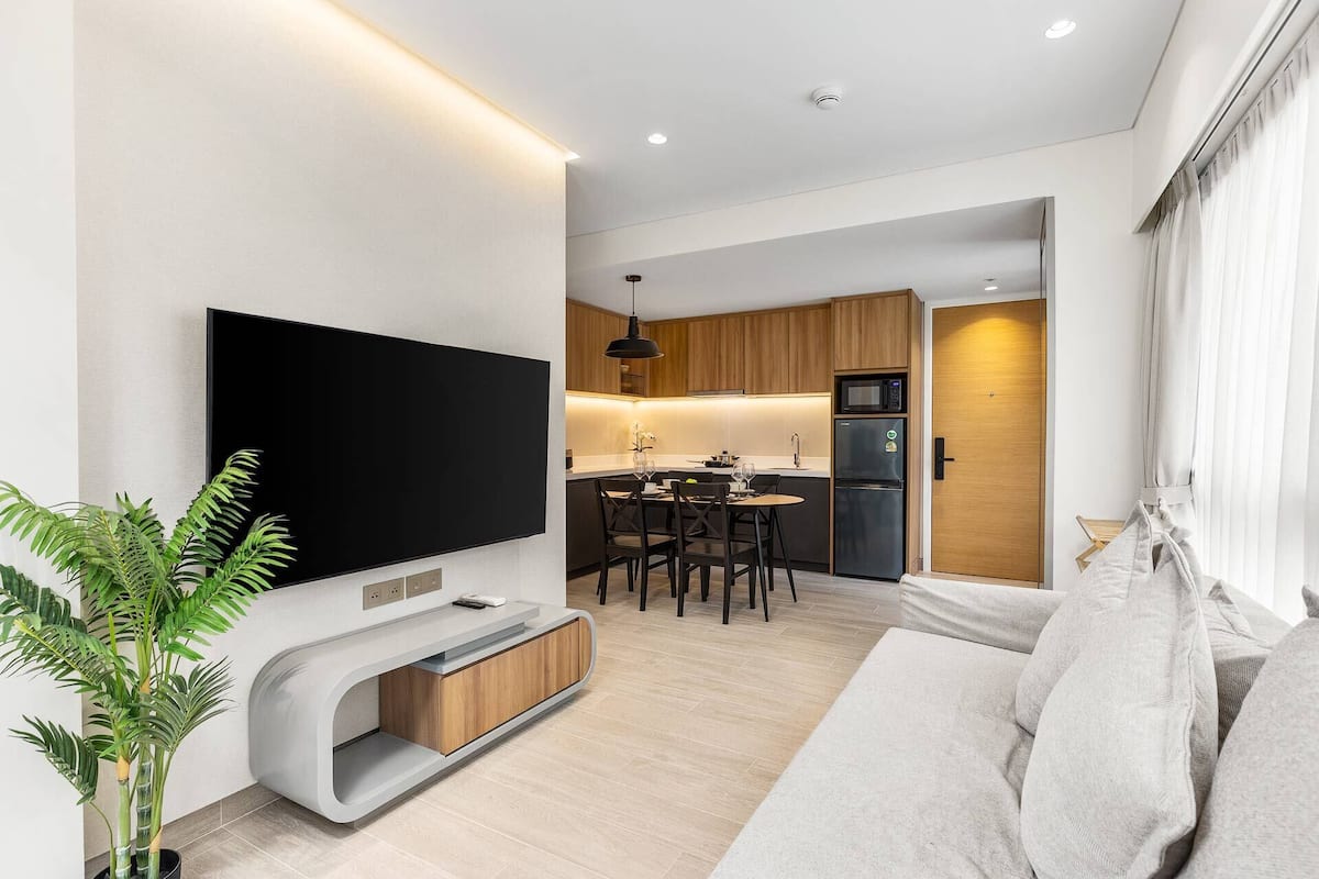 Departamento estándar, 2 habitaciones, para no fumadores | Área de sala de estar | Televisión