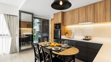 Standard Apartment, Non Smoking, Park View | Dapur peribadi | Peti sejuk, ketuhar gelombang mikro, dapur