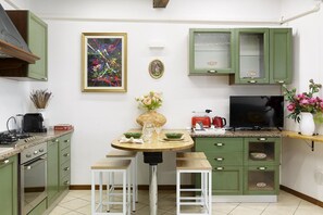 Horno, placa de cocina y cafetera o tetera