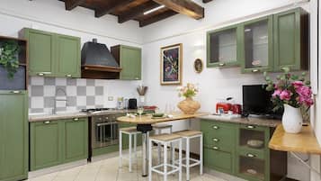 Four, plaque de cuisson, cafetière/bouilloire