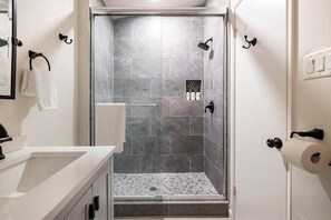 Dusche, Haartrockner, Handtücher, Seife