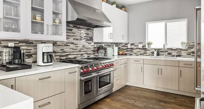 Beautiful Hollywood Hills Villa - Heat Pool, BBQ, Hollywood Sign Views, 4BR, 3BA