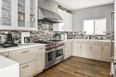 Beautiful Hollywood Hills Villa-Heat Pool, Hollywood Sign Views, Iconic Location