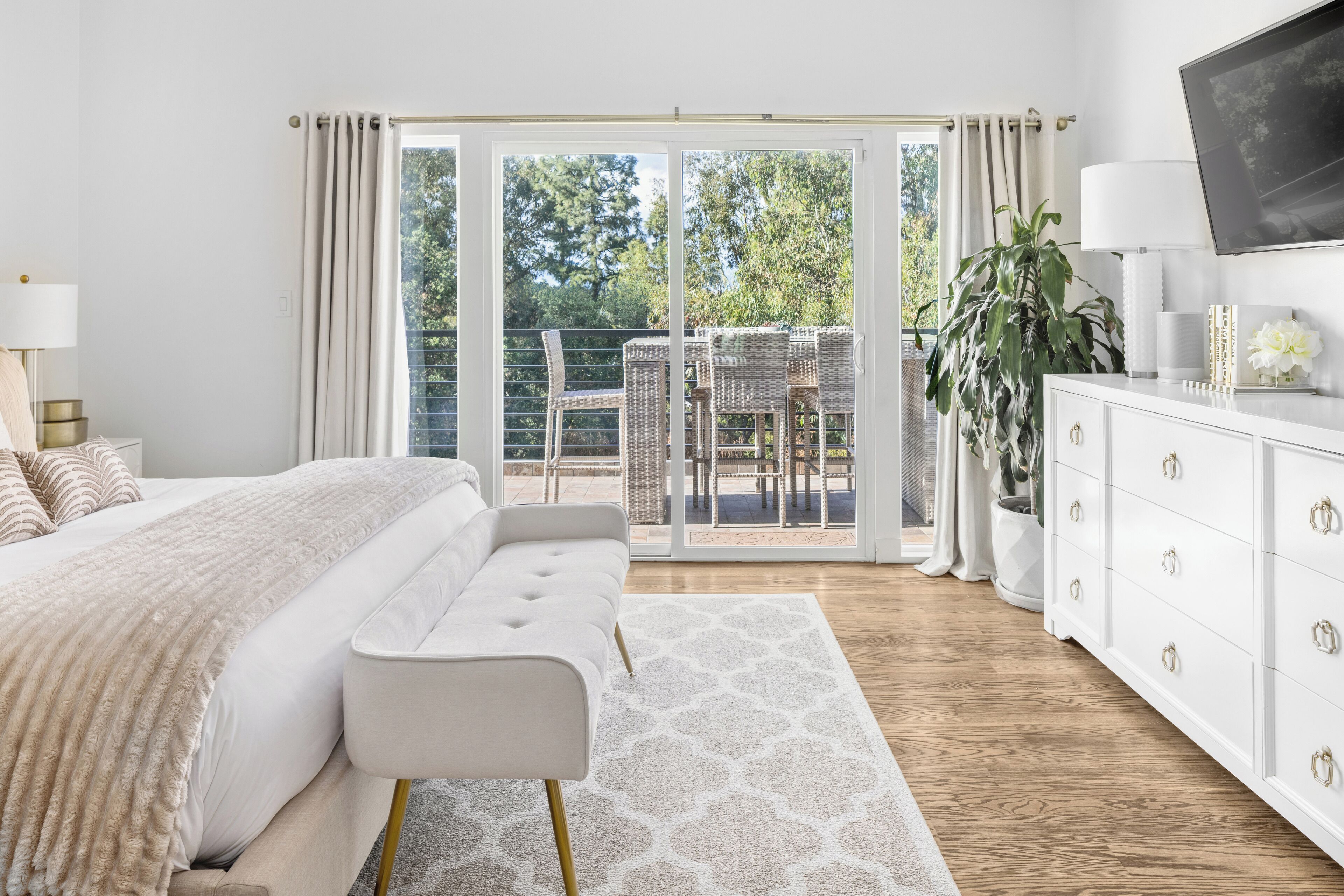 4 bedrooms, desk, iron/ironing board, travel cot