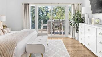 4 bedrooms, desk, iron/ironing board, travel crib