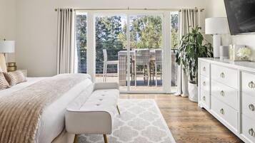 4 bedrooms, desk, iron/ironing board, travel cot