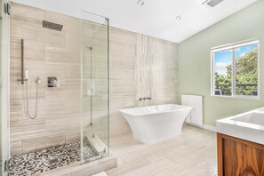 Een douche, een haardroger, handdoeken, zeep