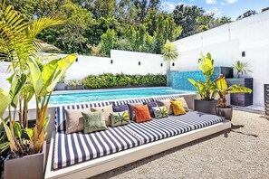 Piscina all'aperto, una piscina riscaldata