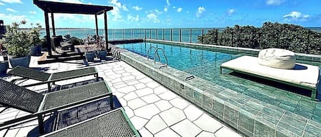 Piscine extérieure, chaises longues