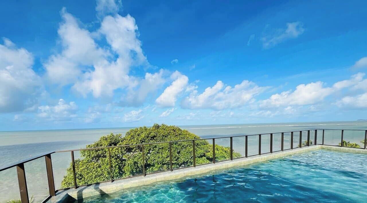 Una piscina al aire libre, sillones reclinables de piscina