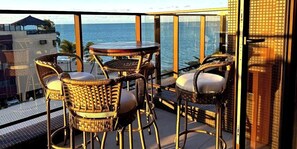 Habitación triple | Restaurante al aire libre