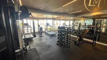 Een sportschool met trainingsapparatuur, loopbanden en gewicht rekken.