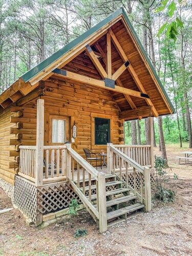 Luxury cabin getaway on a 40 acre retreat