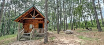 Luxury cabin getaway on a 40 acre retreat