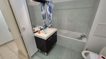 Serviettes fournies, savon, papier toilette