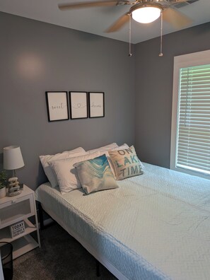 4 bedrooms, WiFi, bed sheets - Brand New Floating Home on Norris Lake : Sleeps 12 : Swim, Grill & Relax! #2 (LaFollette)