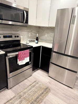 Refrigerador, microondas, horno, placa de cocina