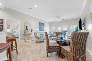 コンドミニアム ベッド (複数台) (Pavilion Palms 203C) | レストラン