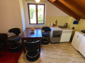 Frigorífico, microondas, horno y placa de cocina