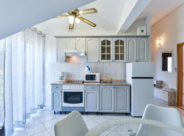 Fridge, microwave, oven, coffee/tea maker