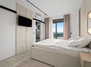 5 bedrooms, iron/ironing board, WiFi, bed sheets