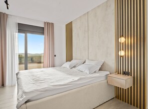 5 bedrooms, iron/ironing board, WiFi, bed sheets