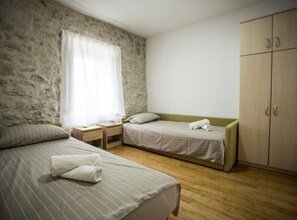 2 bedrooms, internet, bed sheets