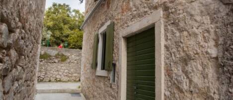 المنطقة المحيطة بالمنشأة