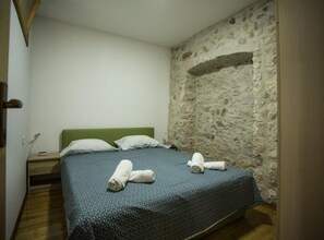 2 bedrooms, internet, bed sheets