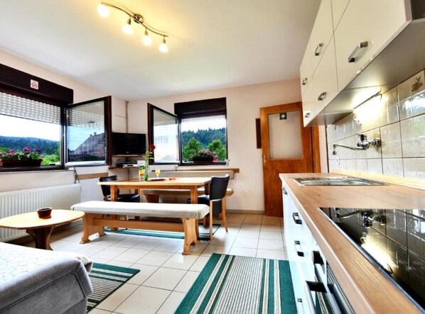 Kjøleskap, mikrobølgeovn, ovn og kaffetrakter/tekoker