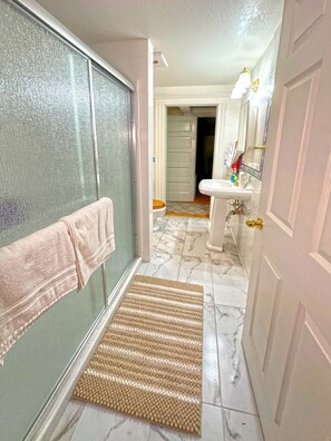 Bruser, hårtørrer, håndklæder, Sæbe