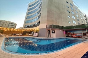 Una piscina al aire libre