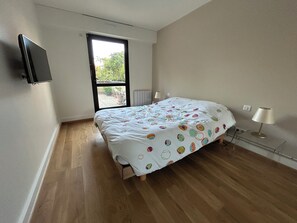 2 多间卧室、熨斗/熨衣板、WiFi、床单