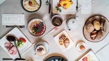 Free daily buffet breakfast