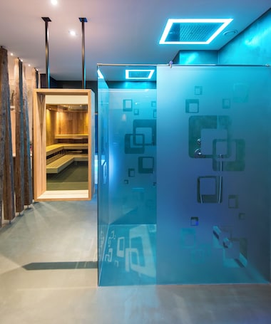 Un sauna, una bañera de hidromasaje, baño turco