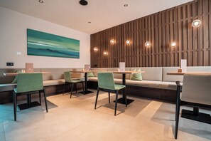 Frokost, lunsj og middag serveres, italienske retter, uteservering 